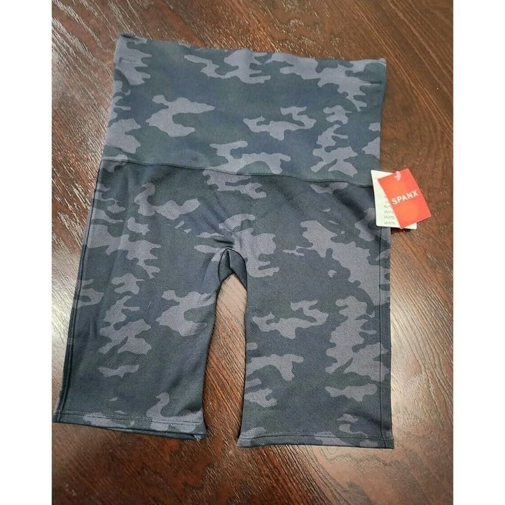 Spanx Women's Look At Me Now Seamless Bike Shorts Black Camo Size M NWT